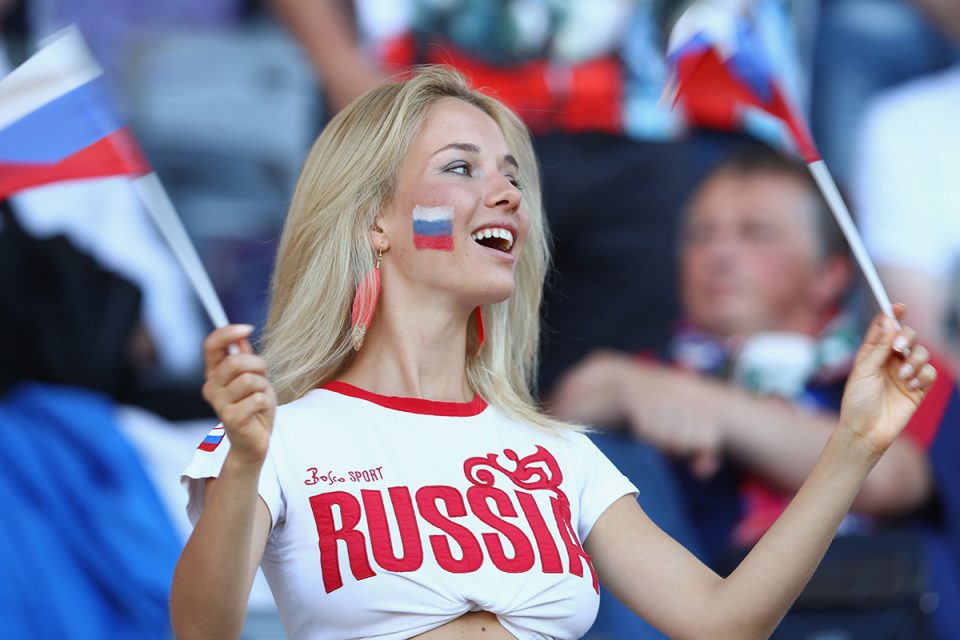 проститутка с флагом россии